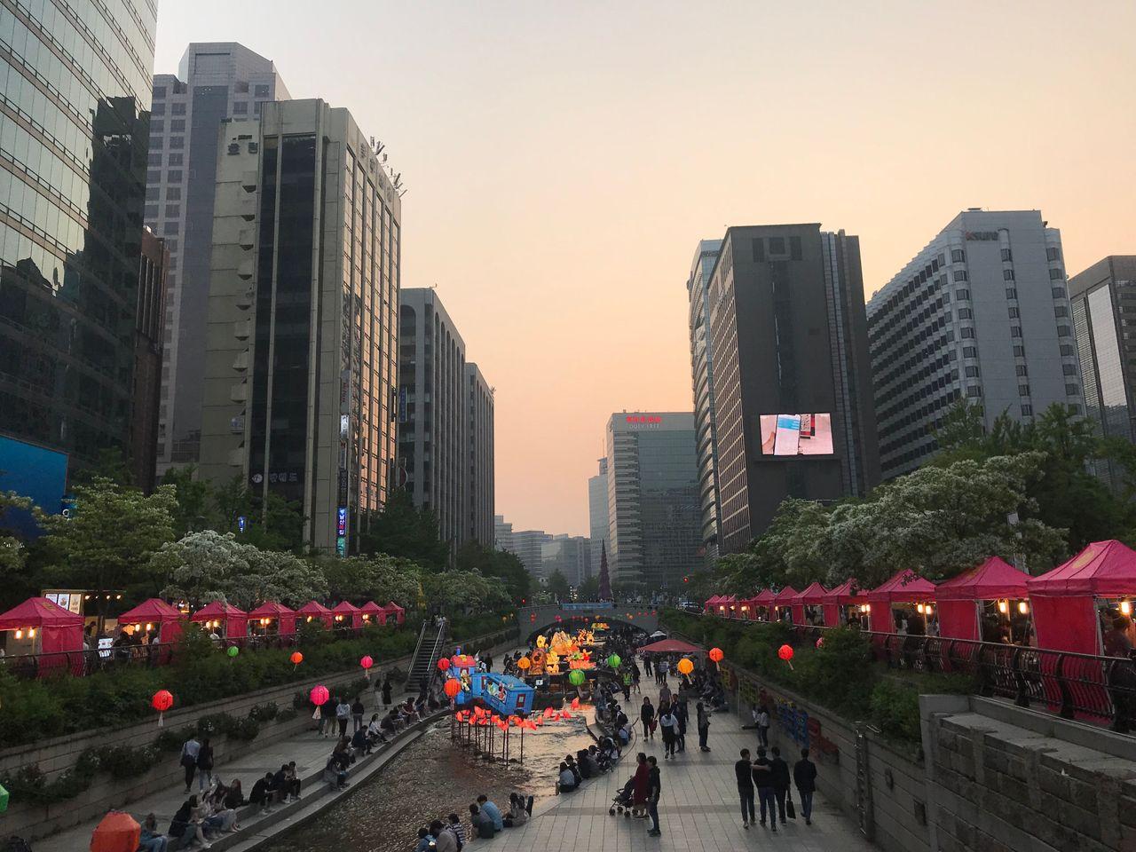 【คยองชองกเยชอน เกาหลี】ตะลุยตลาดนัดกลางคืนที่คลองชองกเยชอน 2025! เดินเลียบคลองชองกเยชอนสวย ๆ และตะลุยตลาดนัดกลางคืนกัน!